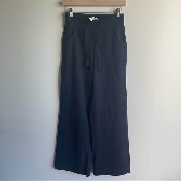 LIKE NEW Lululemon size 2 regular G1 Flare leggings